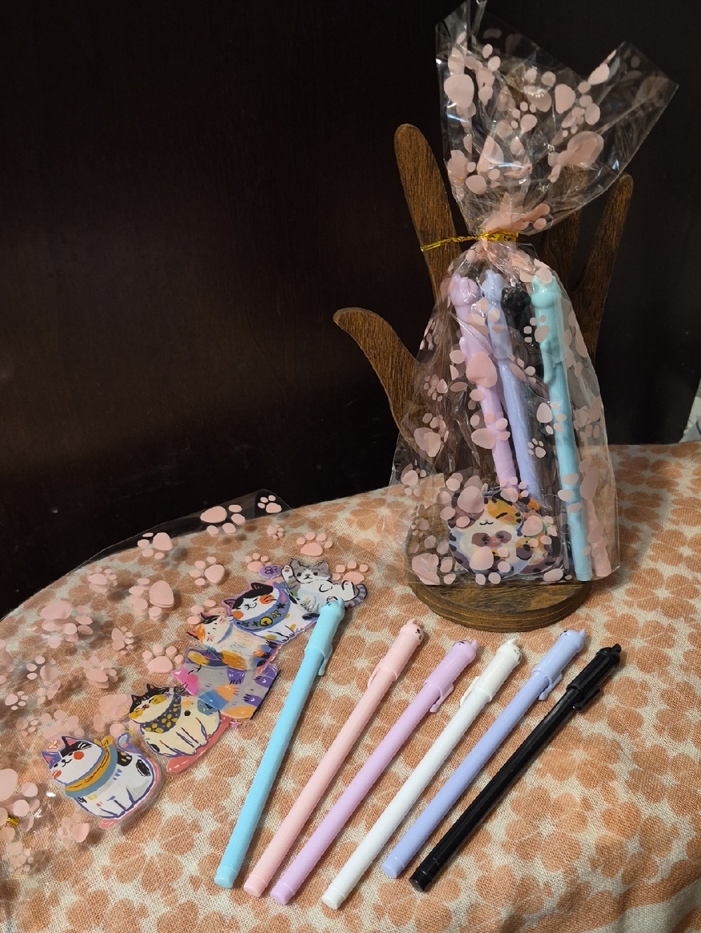 Kawaii Cat Gel Pen & Stickers Gift Bag Set 🐈 6 CAT THEMED Gel Pens & 6 Stickers